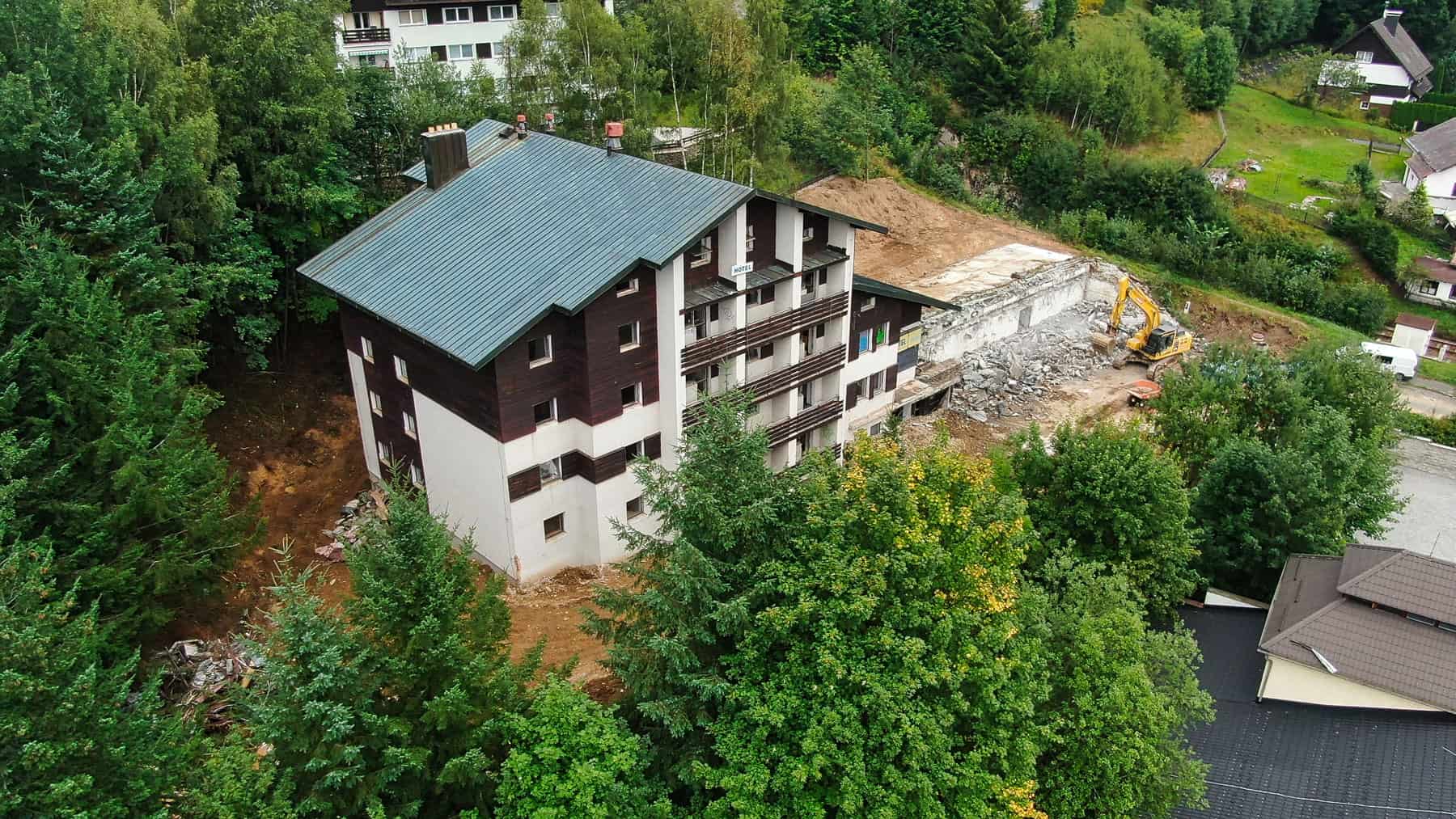 Rezidence Skalka Zelezna Ruda letecky pohled na stary hotel (2)